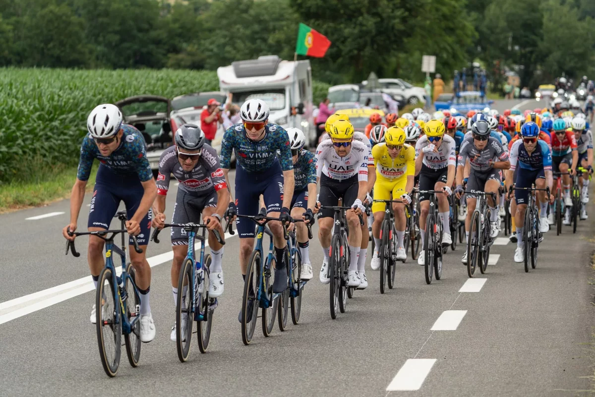 A Tour de France mezőnye egy dombos emelkedőn a 2024-es verseny 13. szakaszán