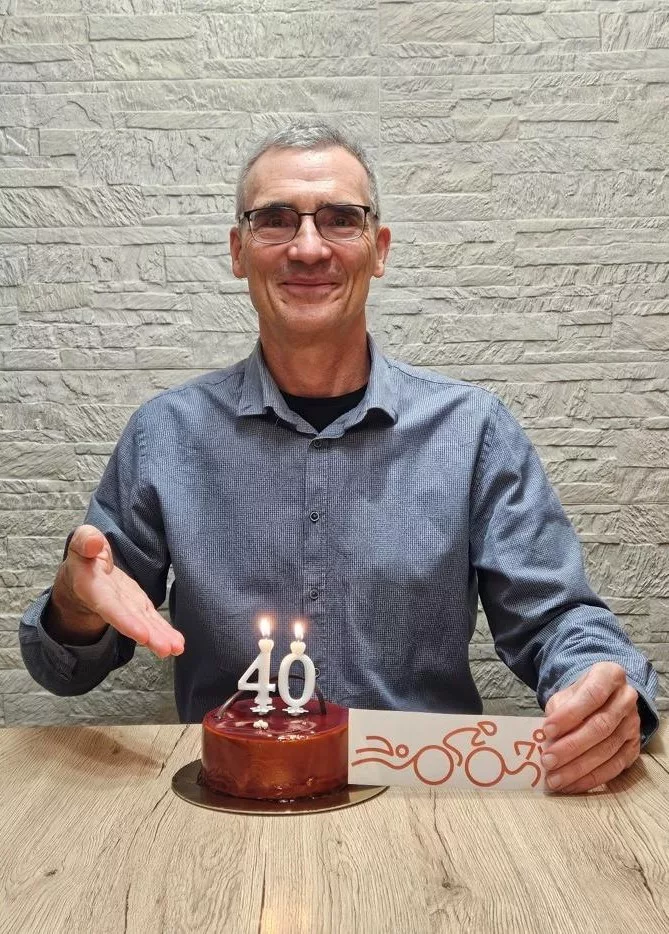 Varga Zoltán a 40 éves triatlonos jubileumát jelző tortával