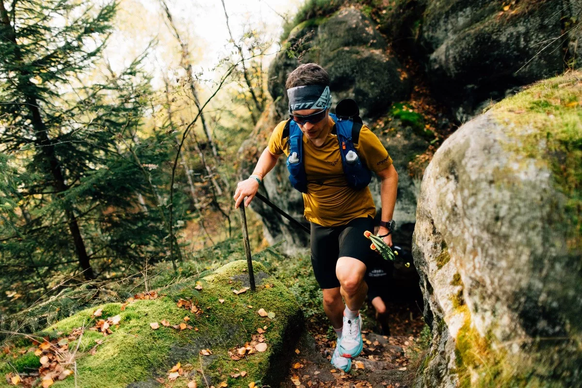 Terepfutó a Zittaui-hegység sziklás erdei ösvényén az XTERRA terepfutó-Európa-bajnokságon